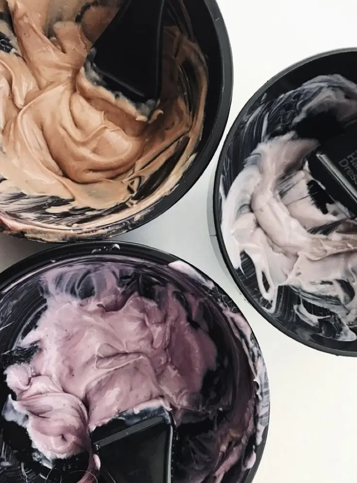 Tres bowls con mezclas de tinte en tonos nude, lila y rosa