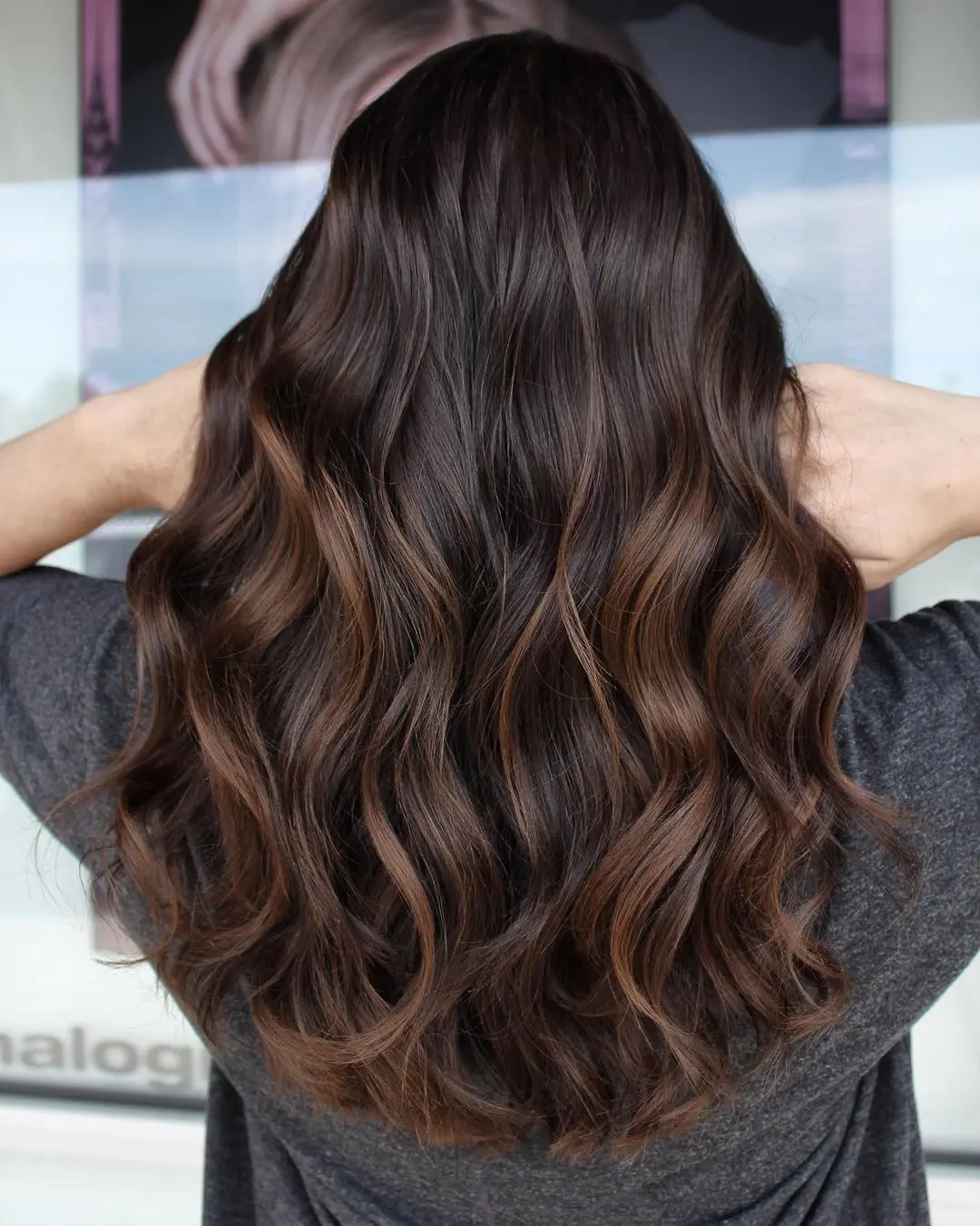 Cabello castaño chocolate con ondas y reflejos cobrizos